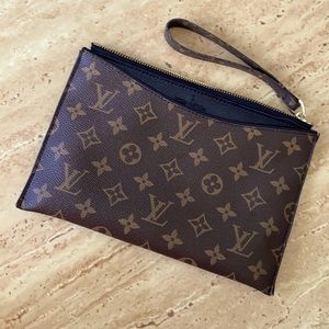 Black brown wristlet